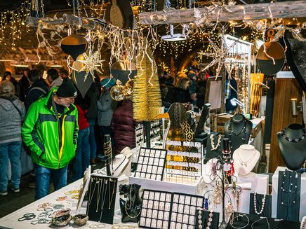 schmuck-weihnachtsmarkt Schmuck Stand mit handgemachten Schätzen beim Mosel-Wein-Nachts-Markt