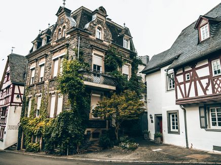 backsteinhaus-mittelmosel-moselregion Altes Backsteinhaus mit Efeu Rancke in der Moselregion