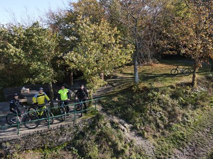 mountainbiker-rottenblick--von-oben-enkirch Gruppe Mountainbiker am Rottenblick in Enkirch von oben