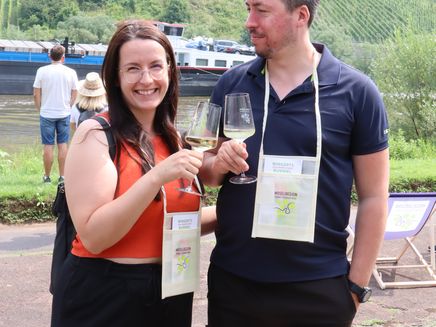 anstoßen_check_in_wingertsbummel_secco Mit Begrüßungssecco anstoßen beim Wingertsbummel am Moselufer