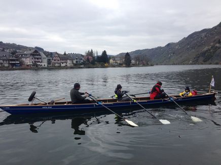 ruderboot-rctt-mosel-wassersport Ruderboot mit Besatzung auf der Mosel Traben-Trarbach