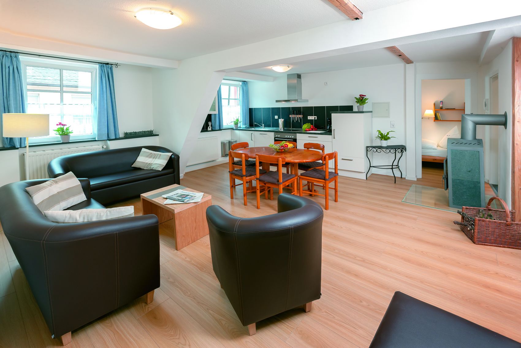 wohnraum-modern-küche-wohnzimmer-ehses Schicker Wohnraum mit Küche in einer Ferienwohnung