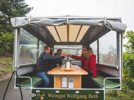 weingenuss-planwagenfahrt-weingut-beth-kröv Planwagenfahrt durch die Kröver Weinberge