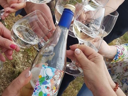 Anstoßen im Weinberg, Weingut Kaess