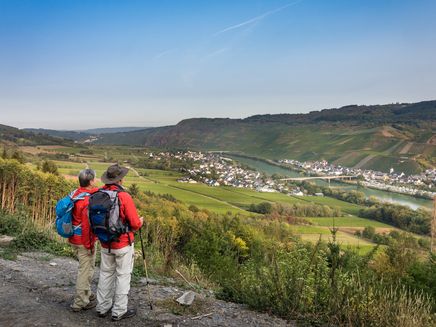 wandererpaar-kinheim-aussicht-wald-wanderlust Wandererpaar mit Blick auf Kinheim