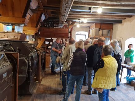 führung-ölmühle-bengel-gruppe Gruppe bei einer Führung durch die Ölmühle Bengel