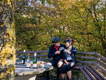 Mountainbikergruppe bei der Rast an der Hütte Rottenblick Enkirch