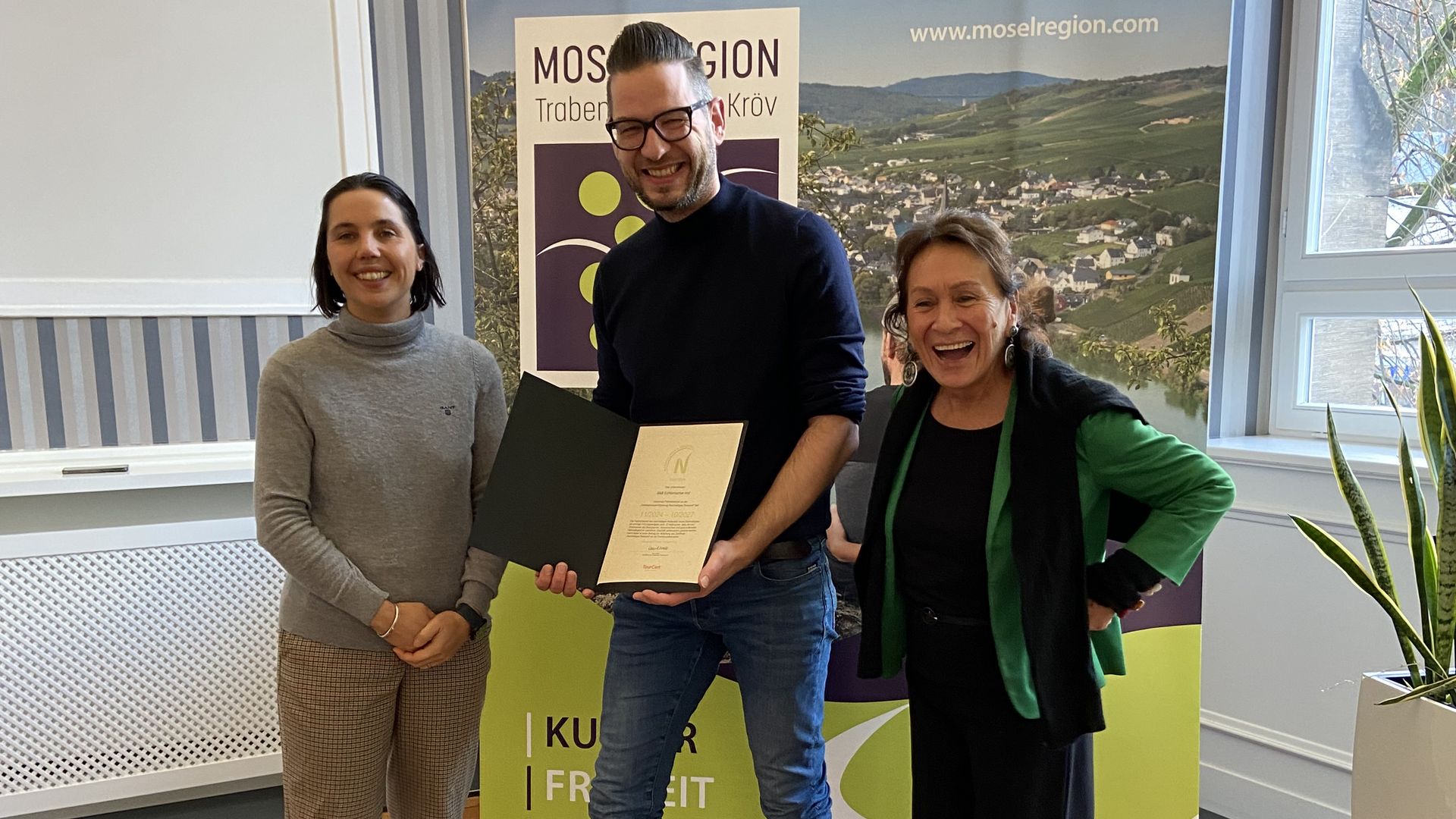 nachhaltigkeit_urkunde_echternacher_hof_kinheim Urkundenübergabe Nachhaltigkeitspartner TourCert für den Echternacher Hof Kinheim