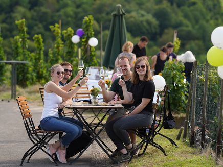 moselwein-prost-weinberge-kinheim Mit Moselwein anstoßen in Kinheimer Weinbergen