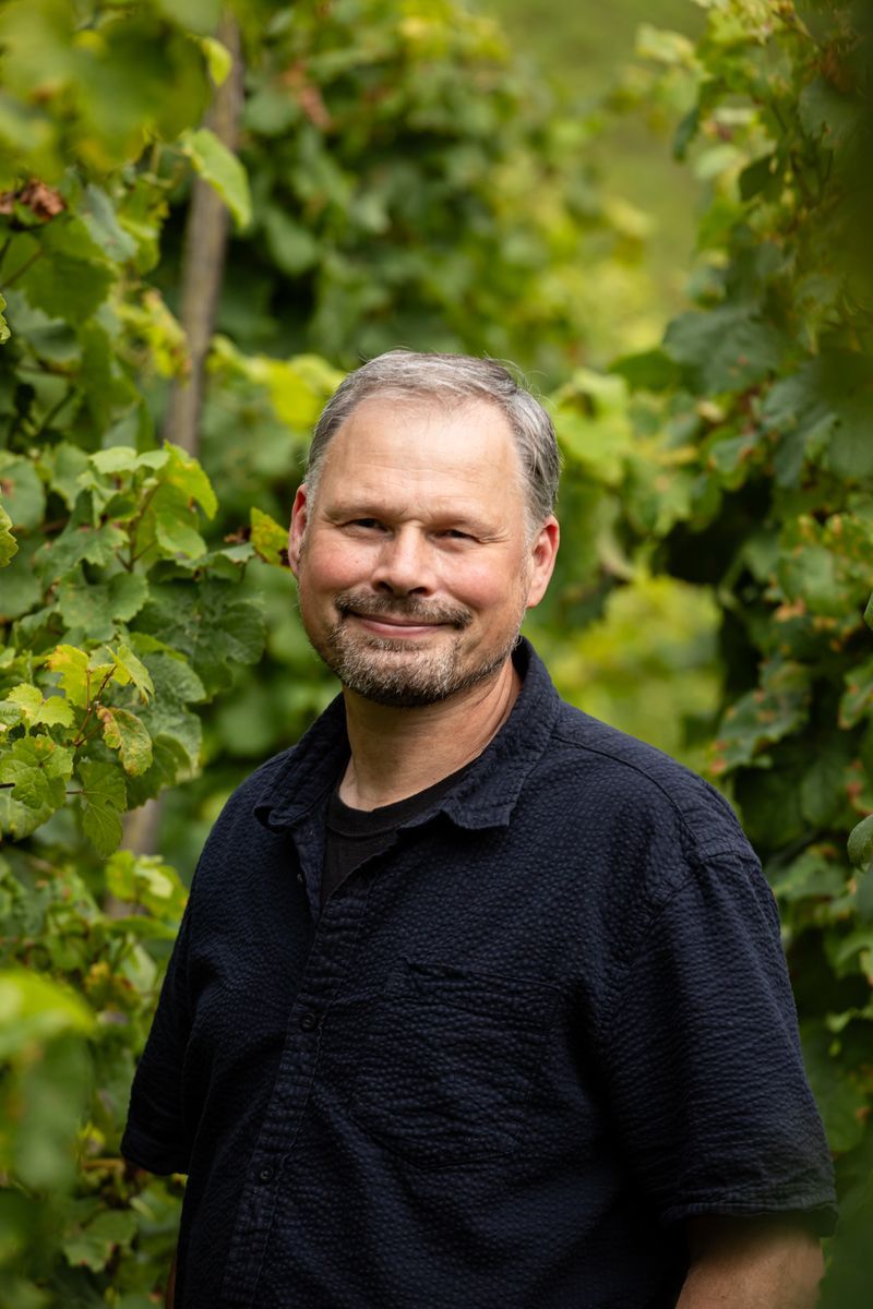 porträt_martin_müllen_winzer Porträtfoto von Martin Müllen im Weinberg