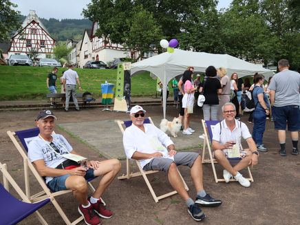 checkin-wingertsbummel-begrüßungssecco Begrüßungssecco am Start des Wingertsbummel in den Liegestühlen genießen