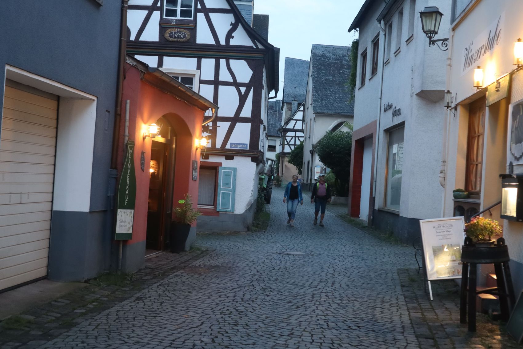 Fußgänger in verwinkelten Gassen von Reil