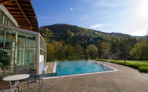 Außenbecken der Moseltherme mit Blick auf die Weinberge Traben-Trarbach