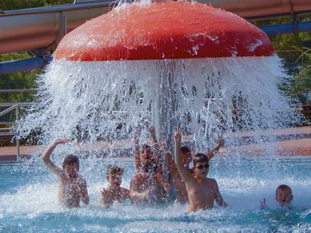 freibad-spaß-familie-kinder-wasserspaß Wasserspaß im Freibad