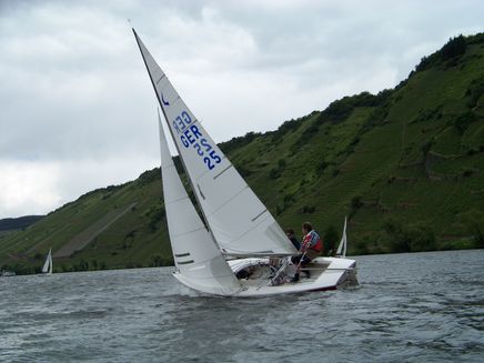 segelbot-mosel-rctt-wassersport Segelboot in Aktion auf der Mosel Traben-Trarbach