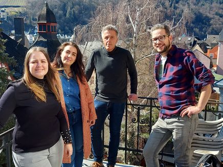 interviews-tourismuspartner-gastro-weingut-touren-moselregion Interviewpartner aus der Region der Bereiche Gastronomie, Weingüter, Gästeführer, Radtourenbegleiter uvm. haben sich zu Podcast Aufnahmen zusammen gefunden