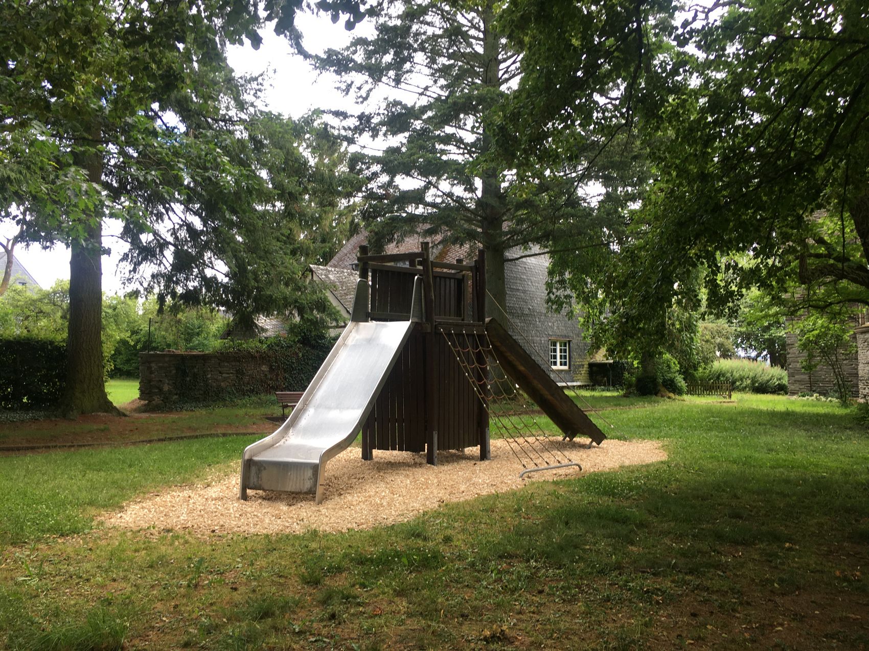 rutsche-spielplatz-irmenach Kinderspielplatz in Irmenach/Hunsrück