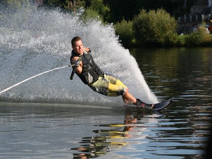 wasserski-mosel-action-traben-trarbach-rctt Wasserskifahrer auf der Mosel Traben-Trarbach