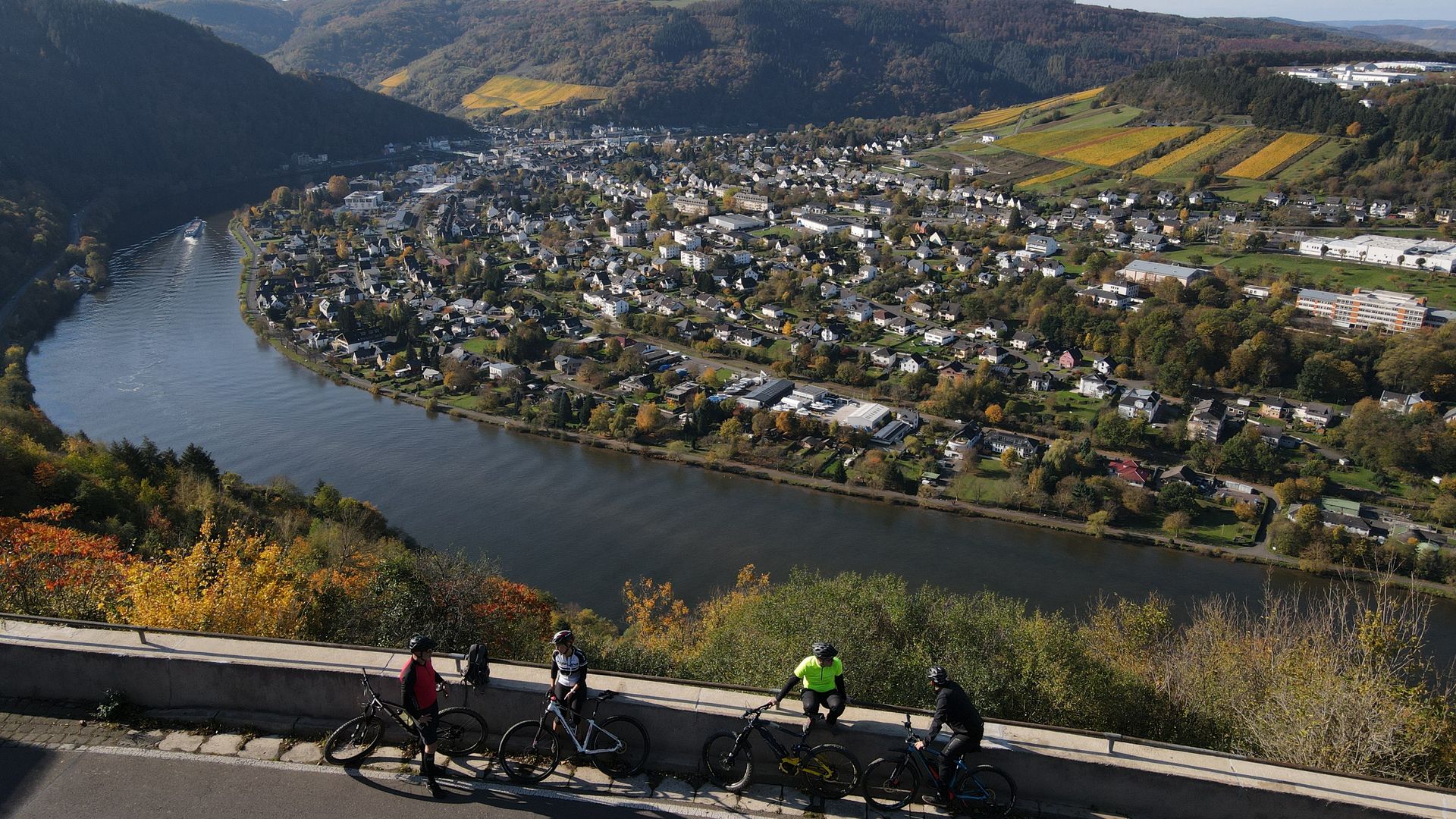 Biker Gruppe in Starkenburg Blick auf Mosel und Traben-Trarbach