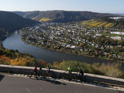 Mountainbike Gruppe in Starkenburg mit Aussicht auf Traben-Trarbach