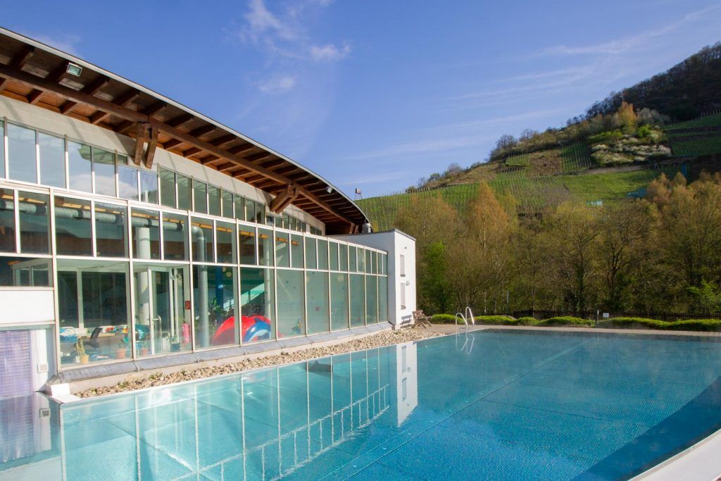 außenbecken-beheizt-aussicht-weinberge-moseltherme-traben-trarbach Beheiztes Außenbecken der Moseltherme