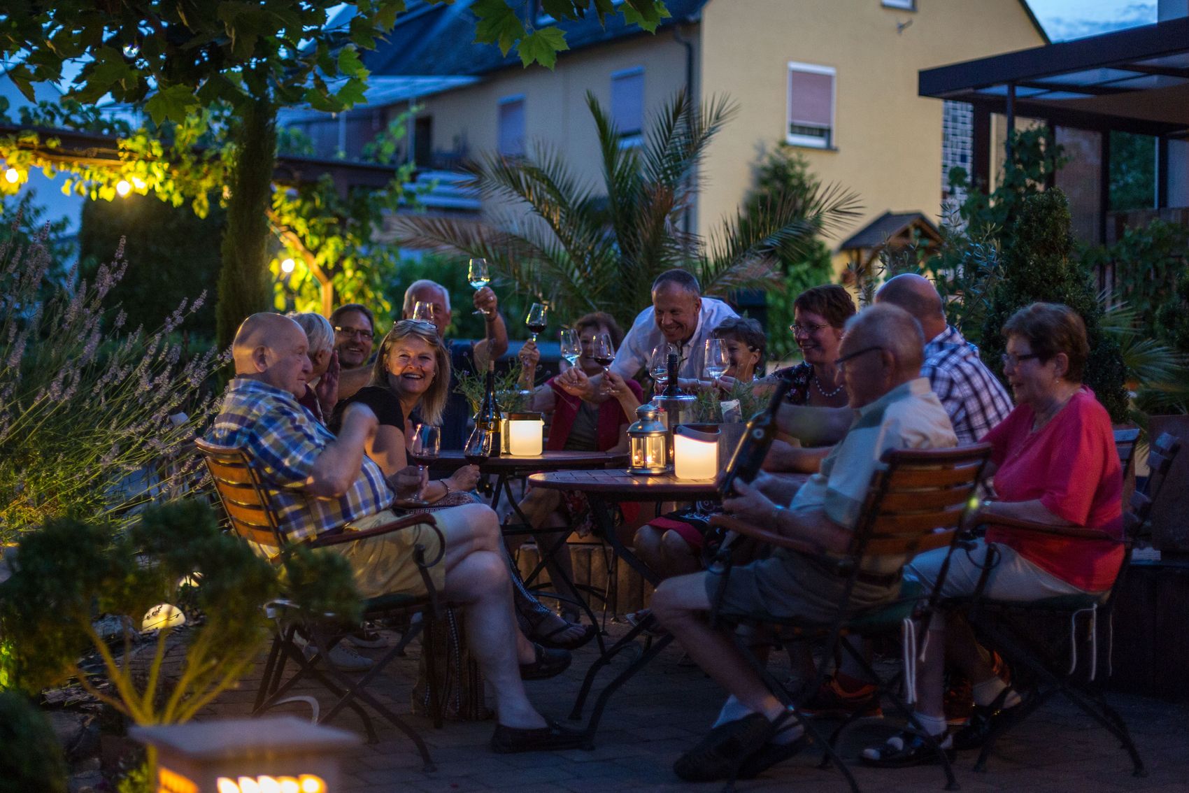 freisitz-weingut-gemütlich-knodt-trossen-kröv Freisitz am Abend im Weingut Knodt-Trossen