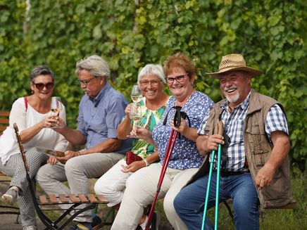 wandergruppe-pause-mit-wein-kinheim Wandergruppe macht Pause mit Wein