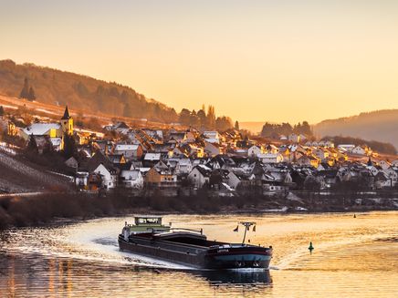 burg-mosel-schifffahrt-sonnenuntergang Schiff auf der Mosel bei Burg im Sonnenuntergang